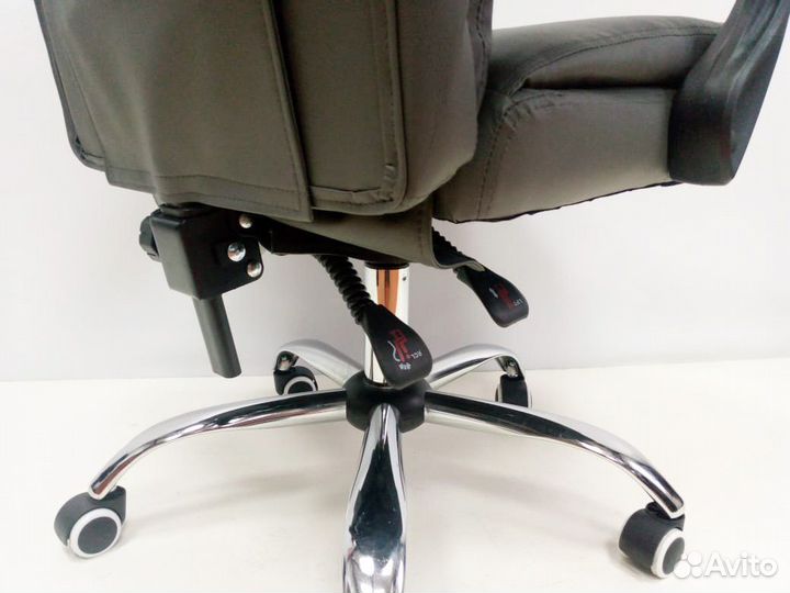 Кресло офисное руководителя темно-серого цвета