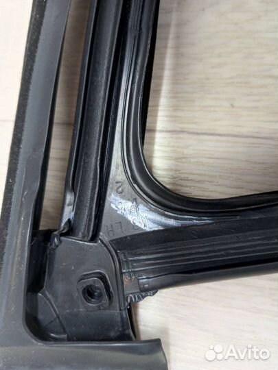 Уплотнитель стекла двери передний левый BMW M5 F90