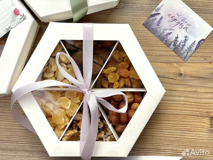 Подарочный набор из орехов и сухофруктов