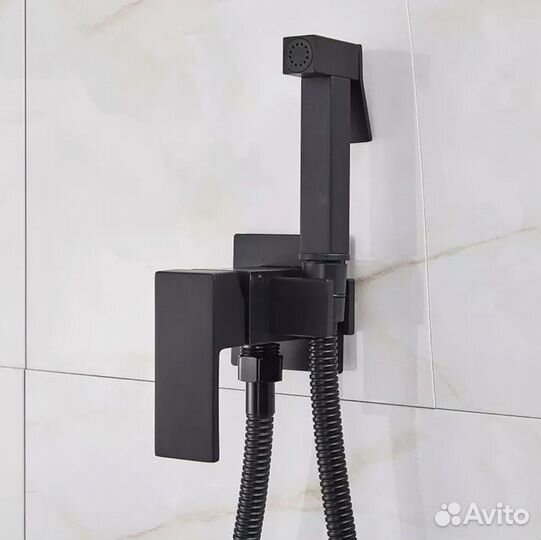 Инсталляция Grohe и унитаз с гигиеническим душем