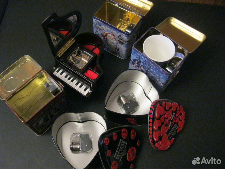 Банки и футляр жестяные. Пластмассовые шкатулки