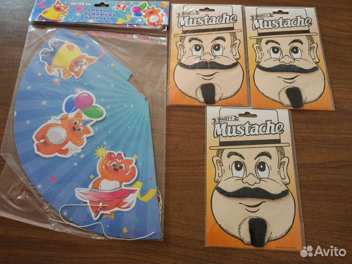 Маскарадные усы и колпаки