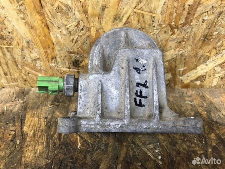 Кронштейн масляного фильтра Ford Focus 2 седан 1.8