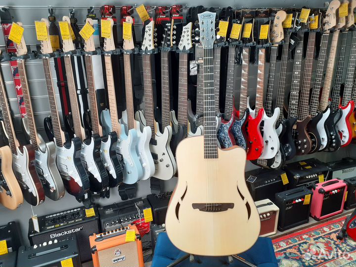 Акустическая гитара дредноут