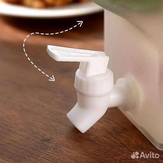 Пластиковый кувшин для напитков. Кувшин с краником