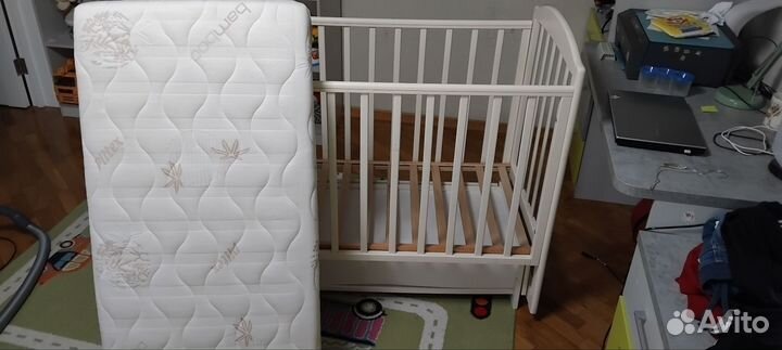 Детская кроватка с маятником и ящиком