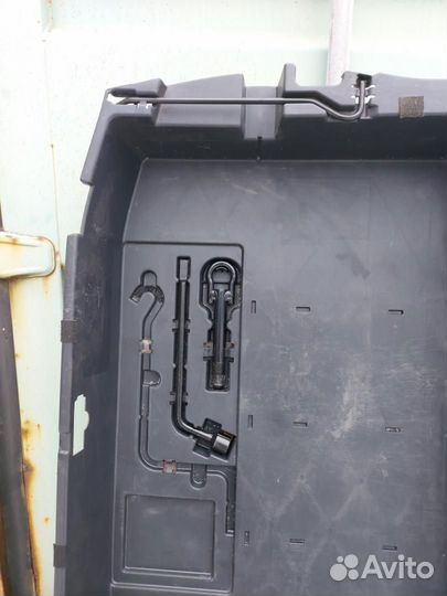 Вещевое отделение в багажнике Toyota Prius 2 NHW20