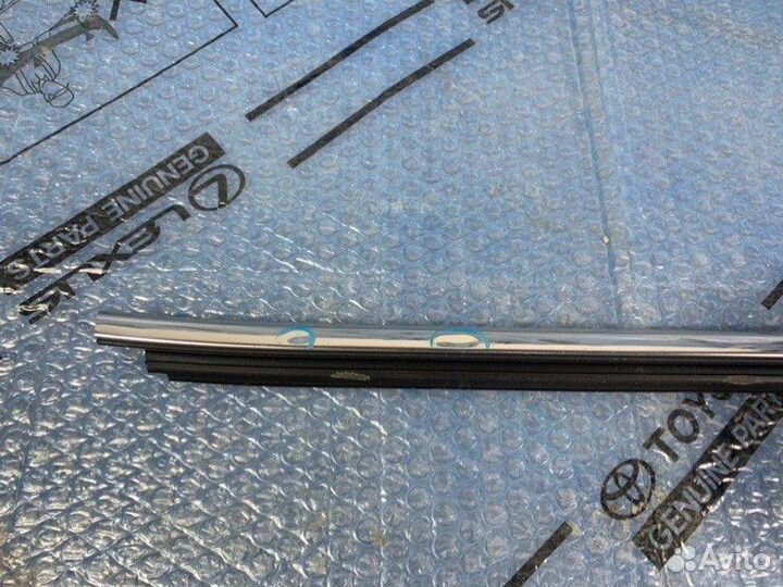 Накладка стекла задняя правая Toyota Camry 2017