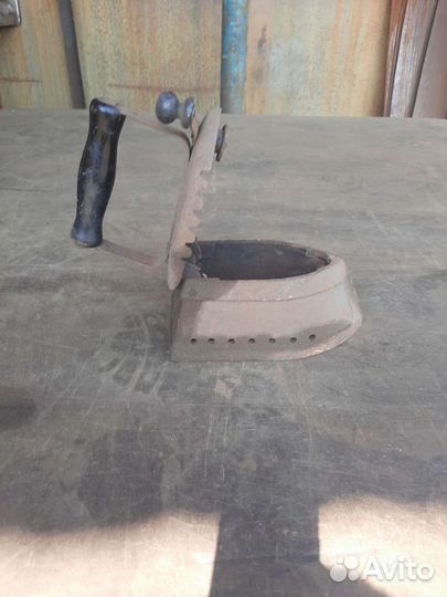 Старинный угольный утюг