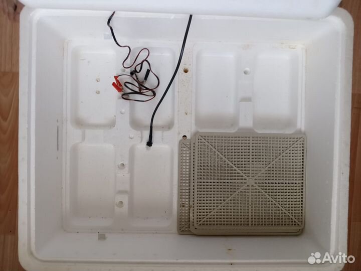 Инкубатор бытовой Несушка, для 77 яиц