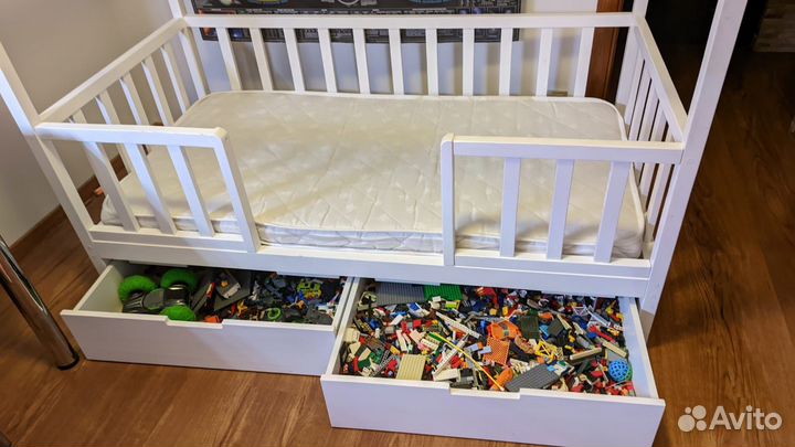 Детская кровать с домиком