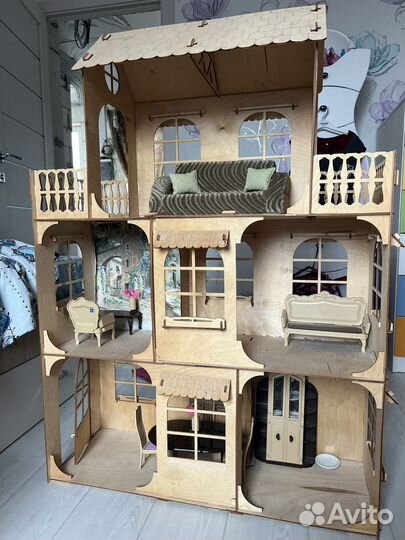 Большой кукольный домик с мебелью