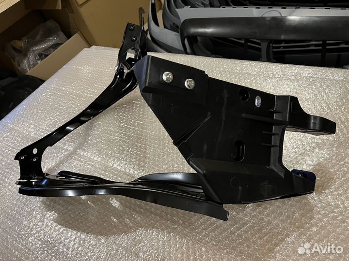 Правый кронштейн фары Mercedes W212 дорестайлинг