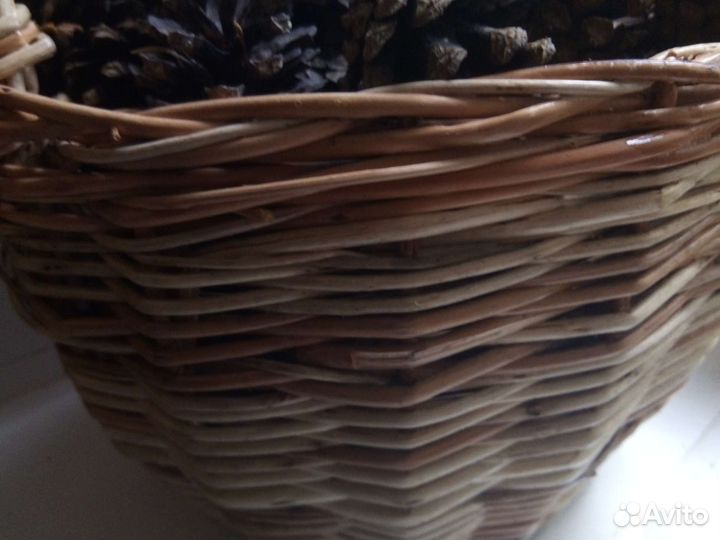 Корзинка с шишками