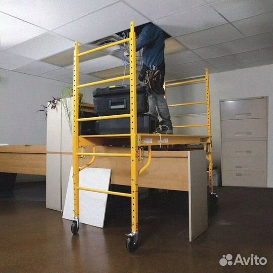 Вышка тура с винтами и колёсами