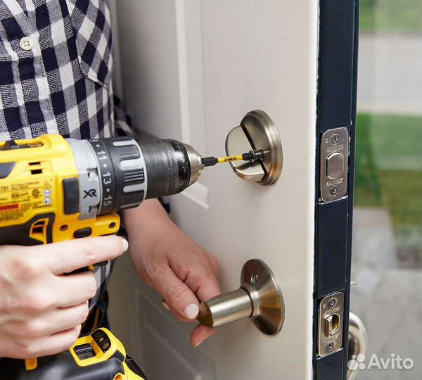 Установка дверных замков и ручек