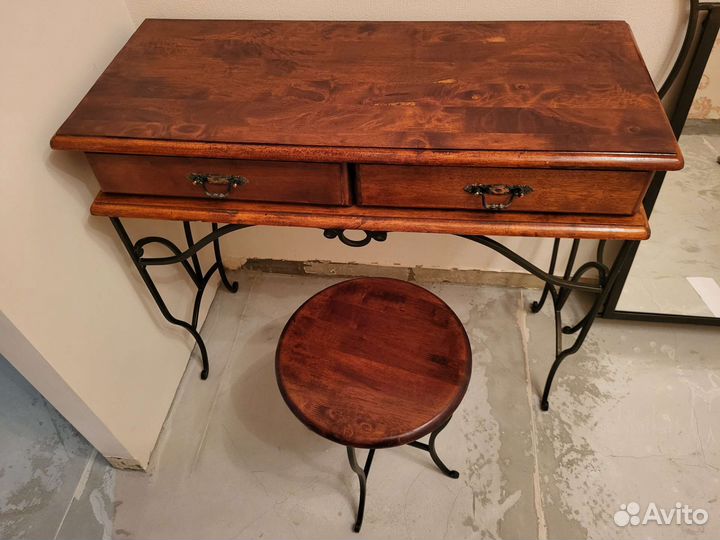 Туалетный столик с зеркалом и стулом