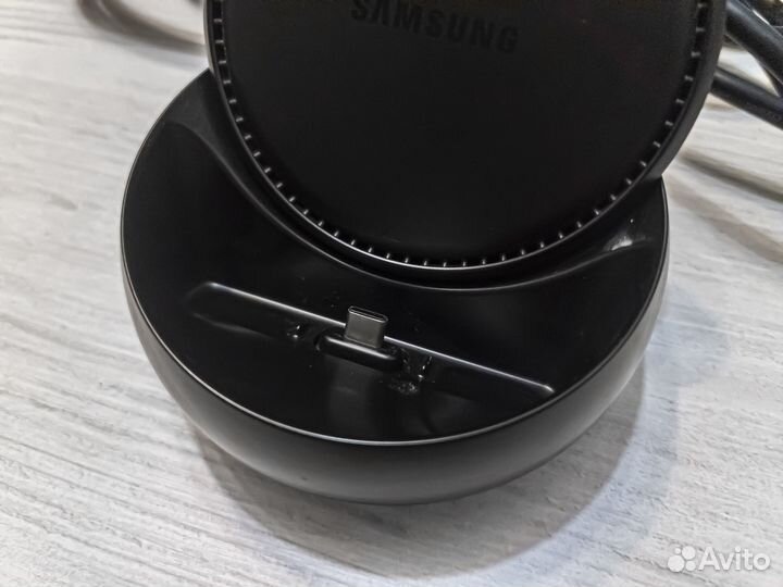 Мультимедийная док-станция Samsung DeX