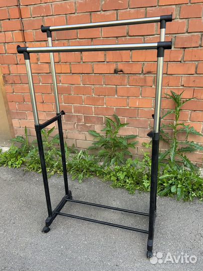 Напольная вешалка на колесах