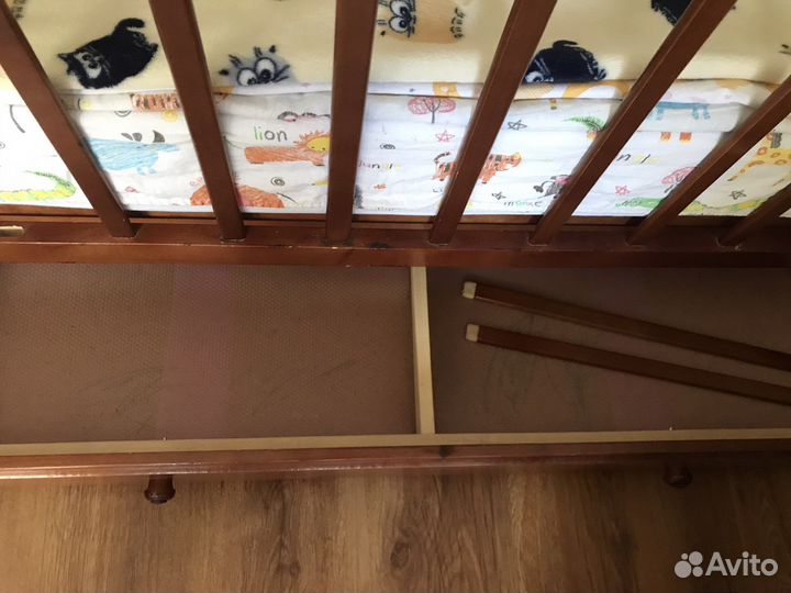 Детская кроватка с маятником и ящиком