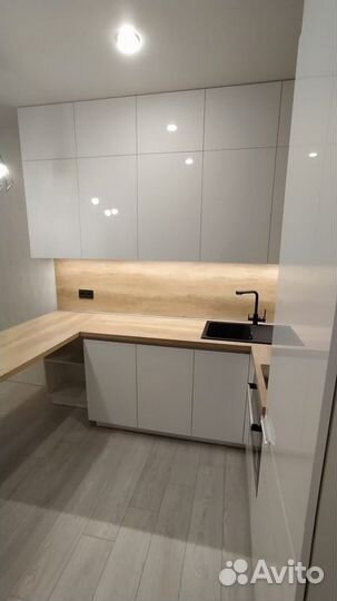 Угловая кухня с барной стойкой