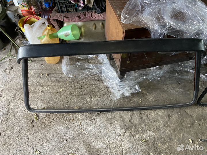 Продам задние стёкла со спойлером на VW golf 2