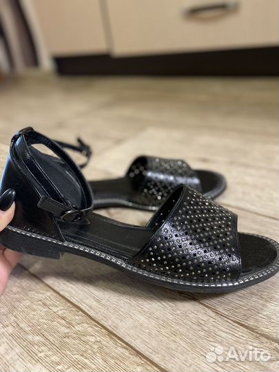 Продам туфли(одевала 1 раз) и босоножки