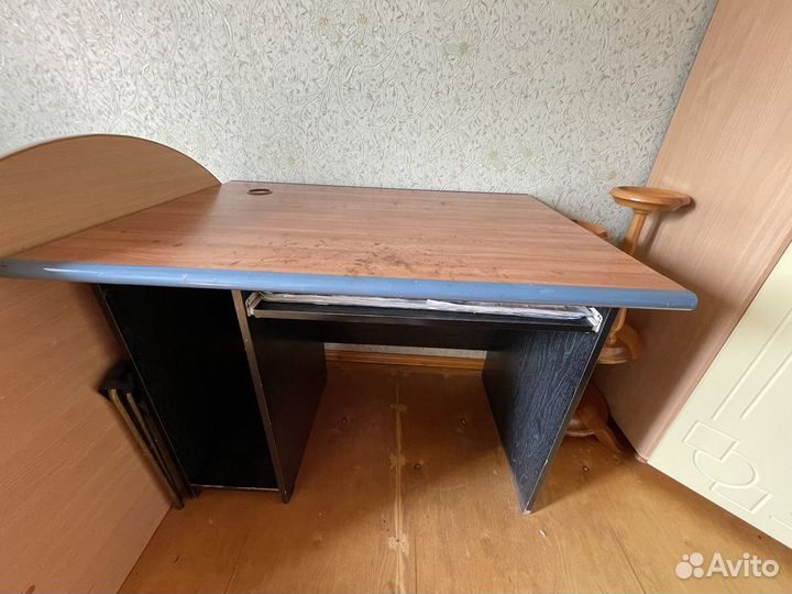Стол с тумбой