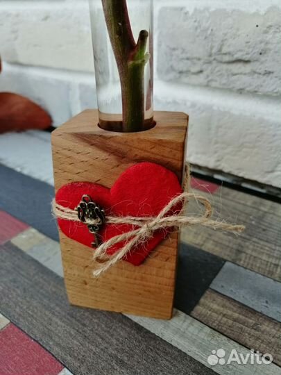 Маленькая ваза (подставка для цветов, сухоцветов)