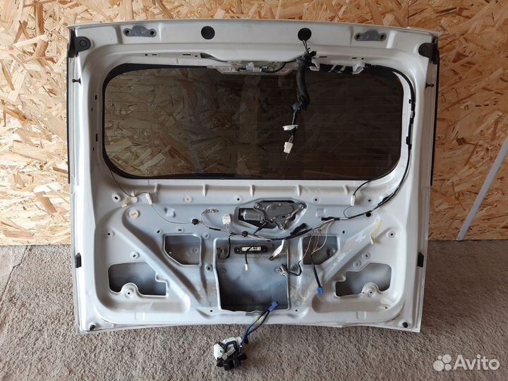 Крышка багажника Toyota Isis