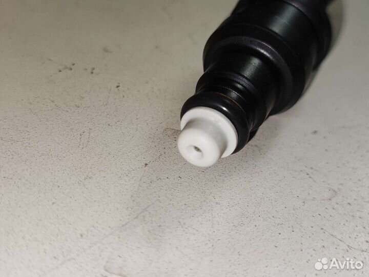 Форсунка топливная audi 80 A4 A6 A8 passat 93-00