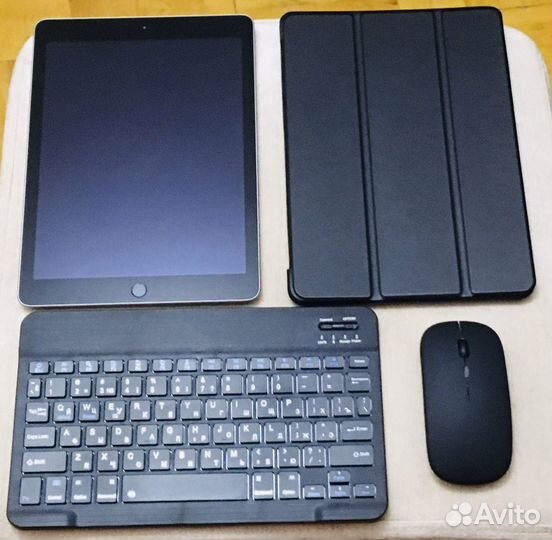 Apple iPad 9.7 Wi-Fi 128GB Black & Smart Cover NEW