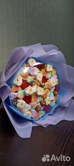 Сладкий букет из маршмеллоу и мармелада