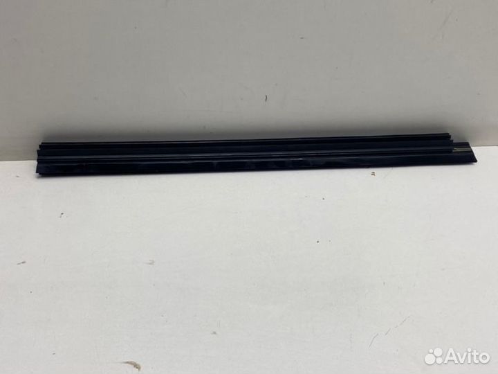 Уплотнитель стекла двери задний левый Toyota Camry