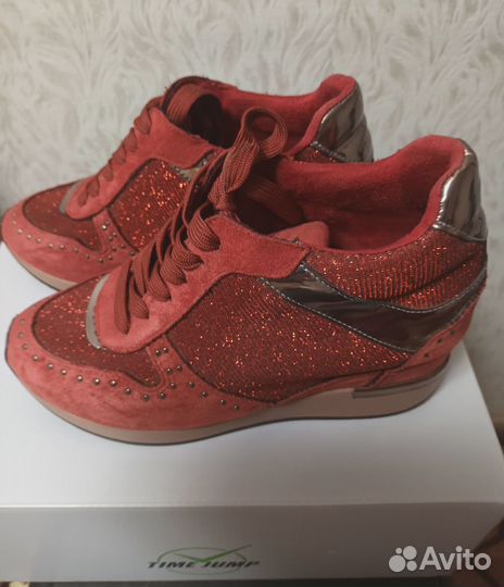 Кроссовки женские