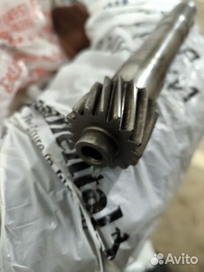 Вторичный вал АКПП 01м