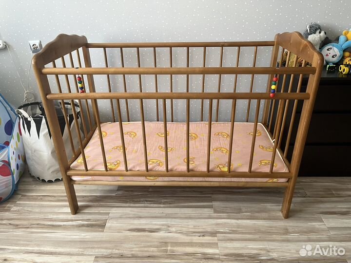 Детская кроватка с маятником