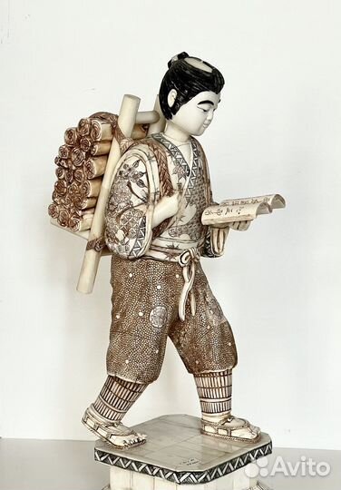 Статуэтка «Мальчик с книгами»