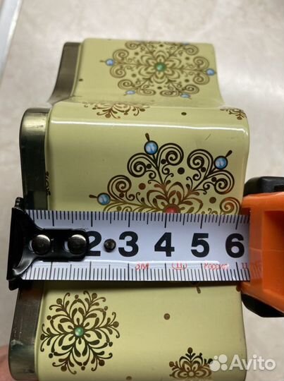 Жестяная банка для разностей.)