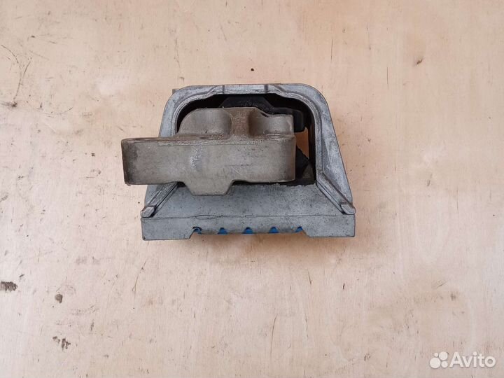 Опора двигателя правая VAG