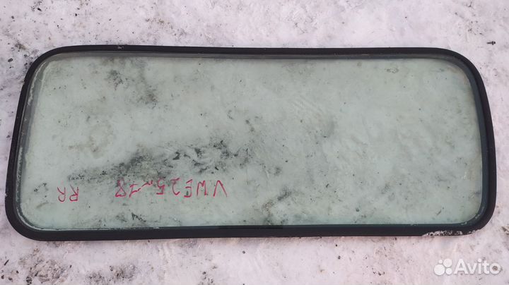 Стекло собачника Комплектом 3 шт Nissan Caravan