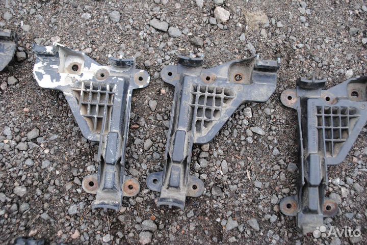 Направляющая бампера Audi 80 90 100 A6C4 A4B5