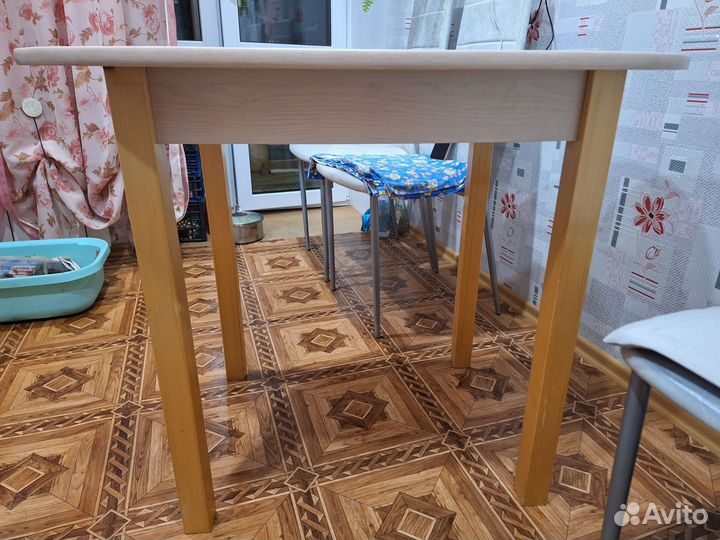 Стол кухонный