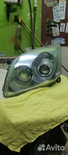 Фары на toyota avensis 250