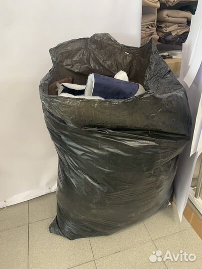 Обрезки ткани, синтепон, стежка от пуховиков