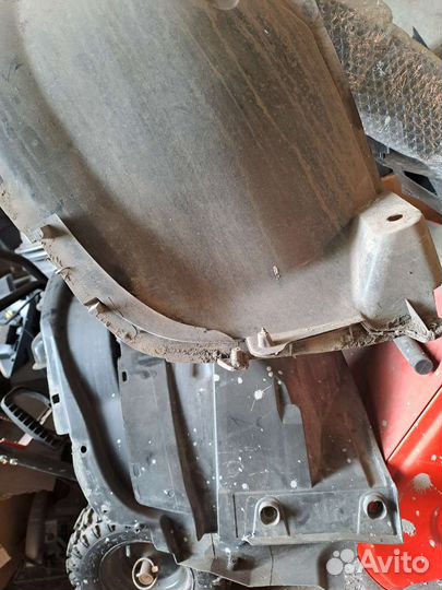 Накладка подкрылка правого Terrano D10 638210448r