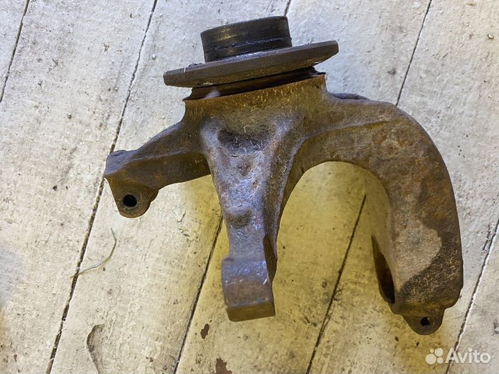 Передний левый поворотный кулак Рено Сценик 2