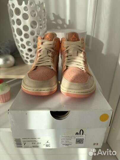 Air Jordan 1 Mid wmns 