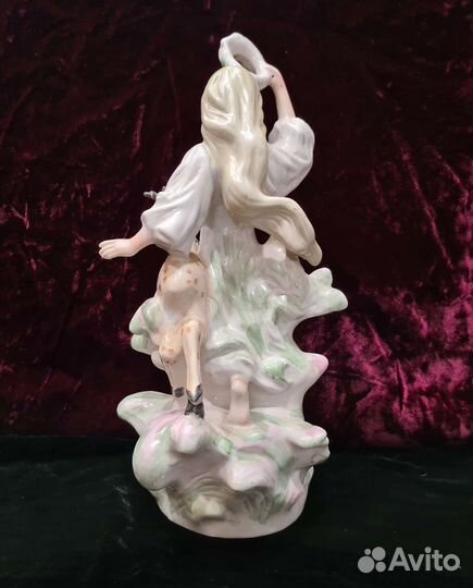 Статуэтка девушка с оленёнком