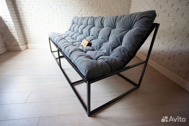 Диван на металлокаркасе с мягкой подушкой